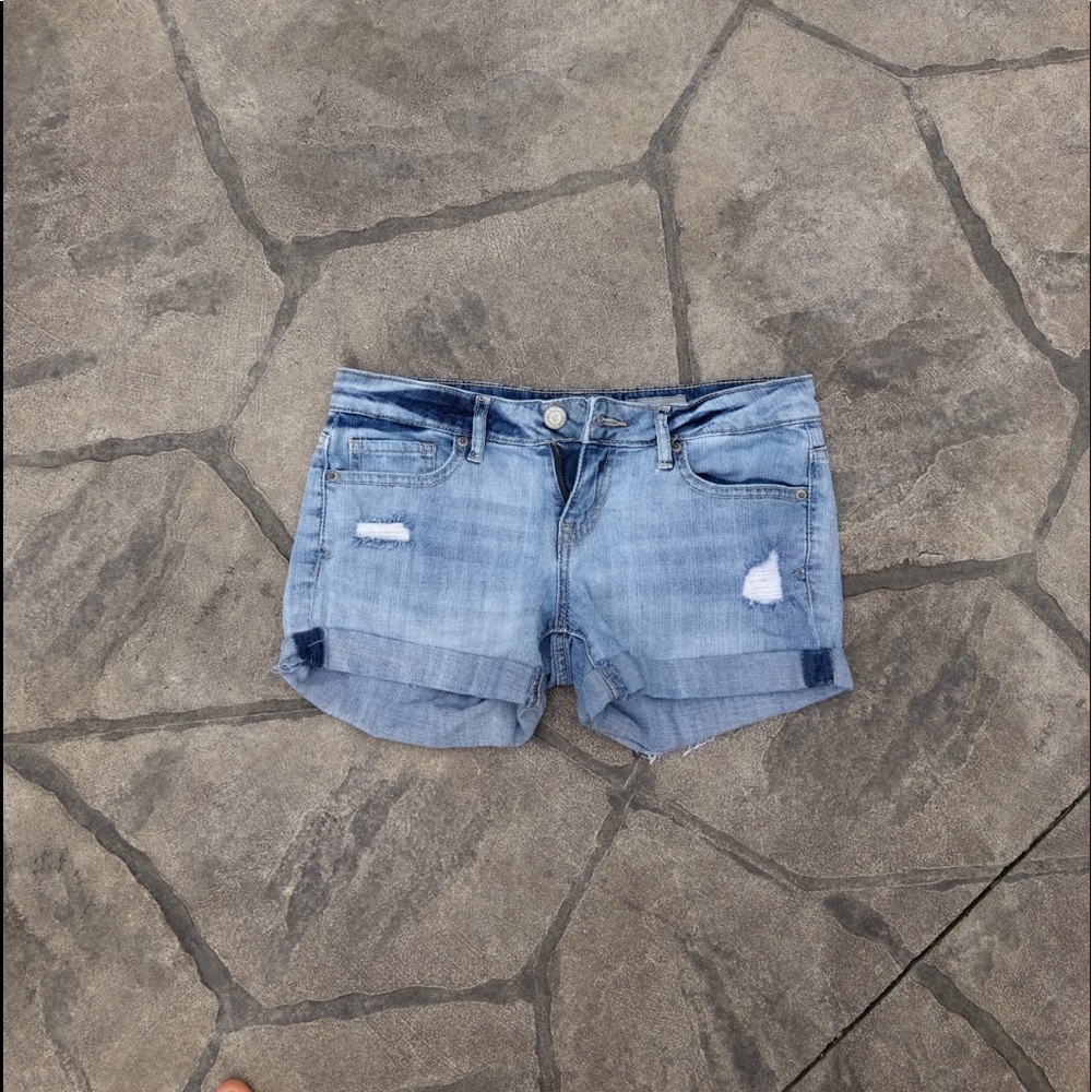 Cute light wash midi jean shorts!
